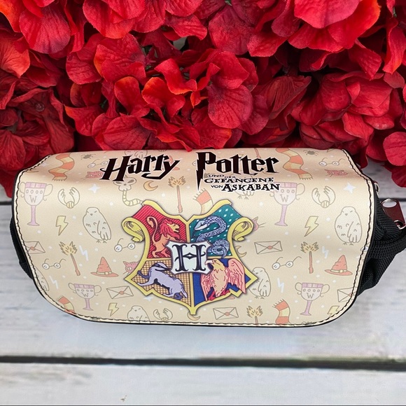 Harry Potter Hogwarts Crest Cosmetic Bag Clutch - Picture 2 of 14